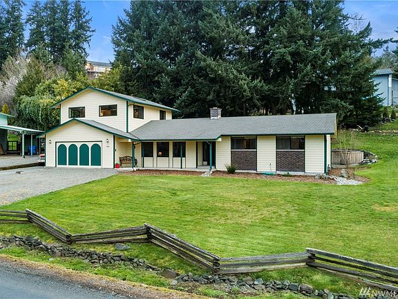 Large Rambler w/huge bonus room above garage