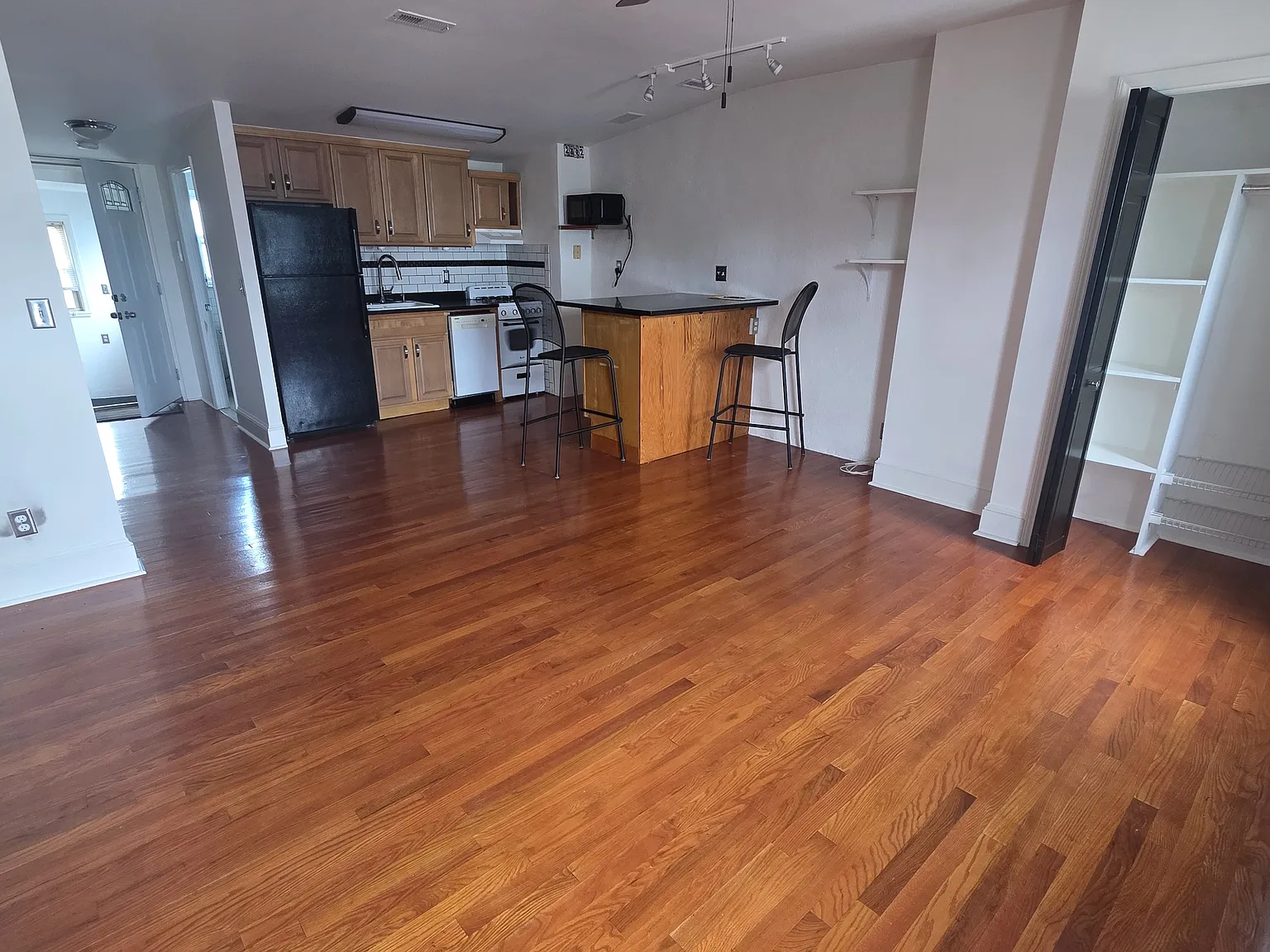Studio, 400 sqft, $1,195 — Photo 2