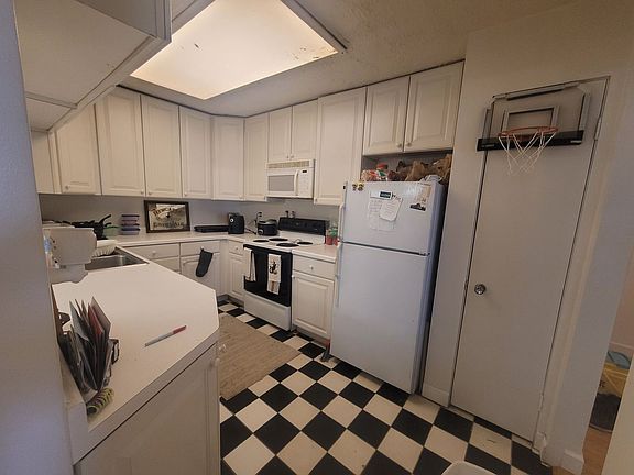 5th image of 1321 N Franklin Pl APT 7A