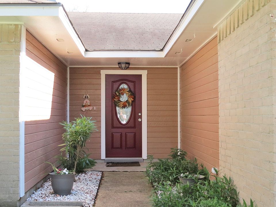 WELCOMING FRONT AREA