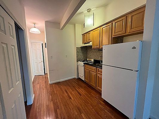 4th image of 336 E 61st St