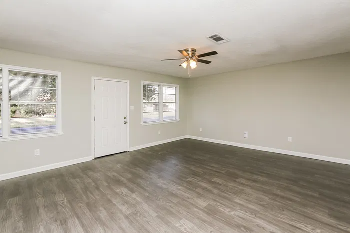 3 bed, 2.0 bath, 1300 sqft, $1,595 — Photo 4