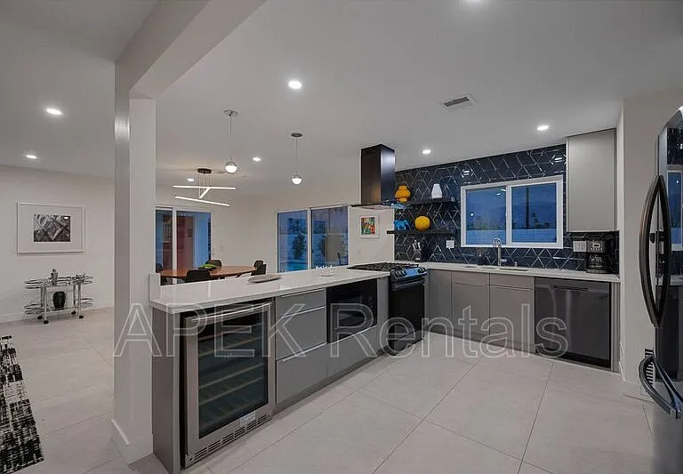 945 N Buttonwillow Cir — Photo 39