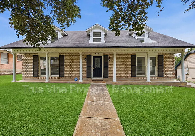 2423 W Gramercy Pl — Photo 2