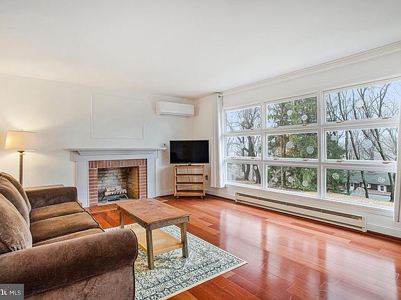 3rd image of 207 Hillendale Rd