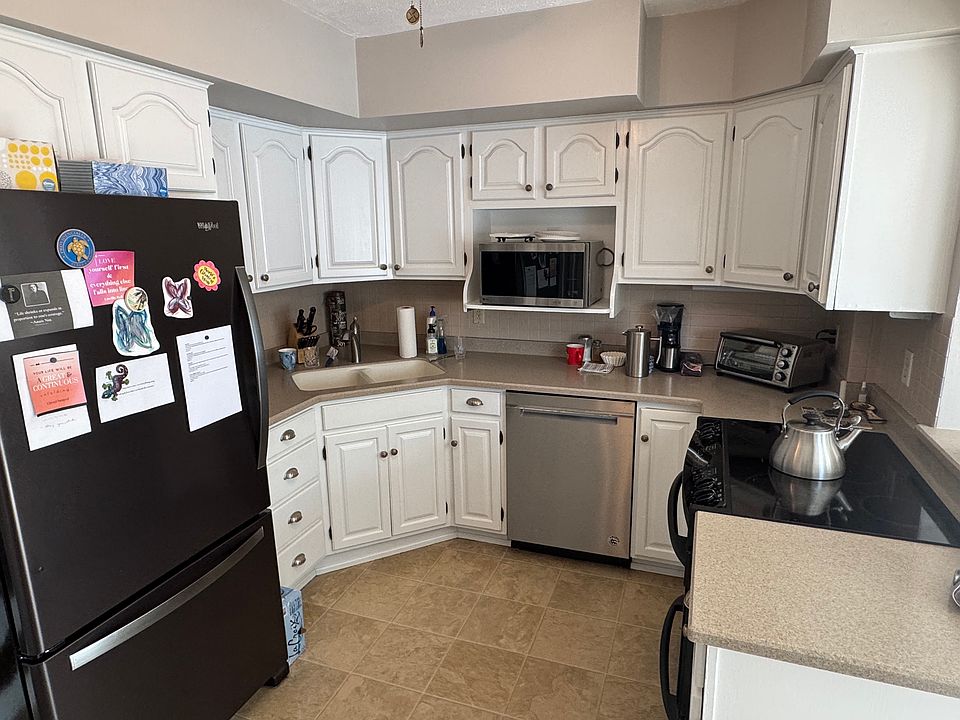 Stove, refrigerator & dishwasher included