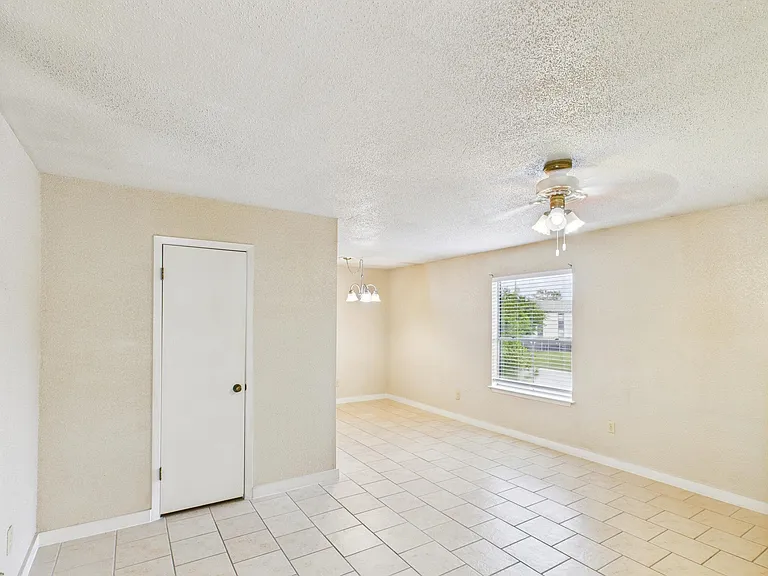 1505 Oakdale Cir — Photo 2