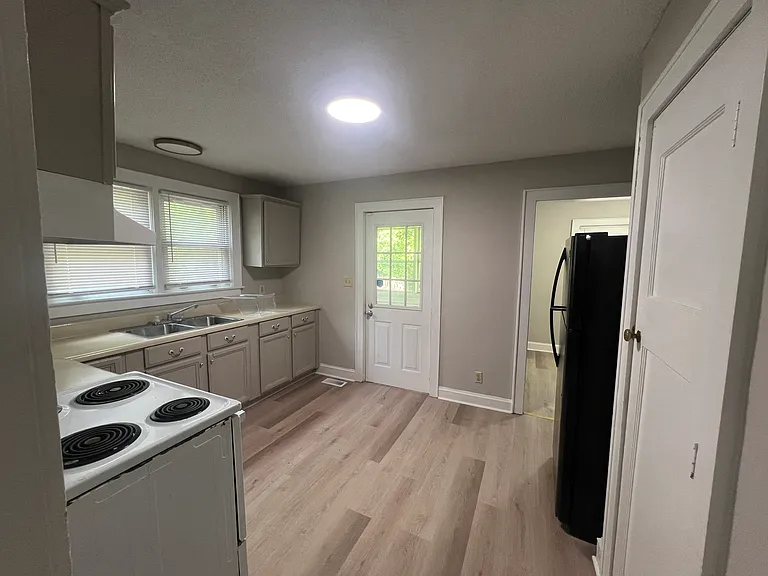 1107 W Davidson Ave — Photo 6