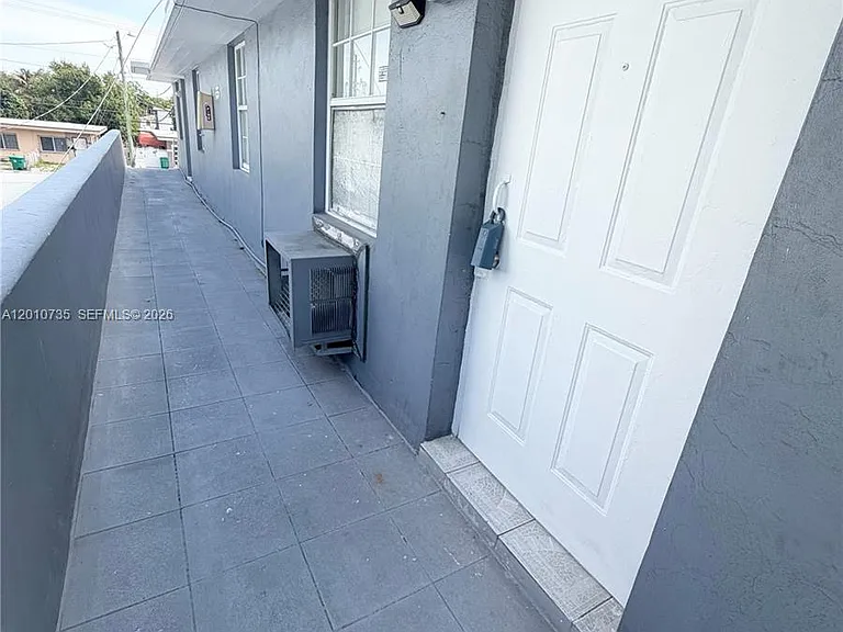 2736 SW 22nd Ave #2 — Photo 2