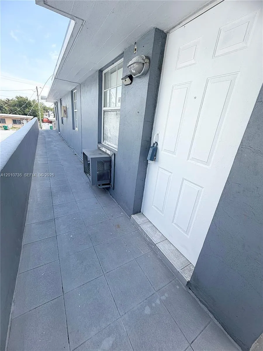 Building Photo - 2736 SW 22nd Ave #2