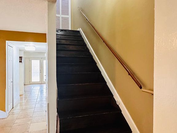 3rd image of 600 Waverly Ln #1