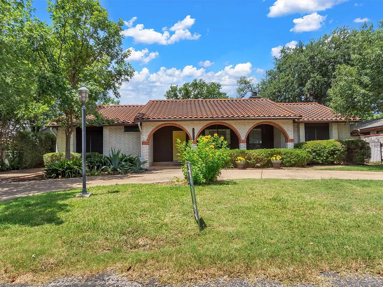 2 bed, 2.0 bath, 1767 sqft, $2,600 — Photo 2