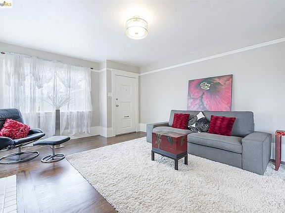 4th image of 6014 Avenal Ave