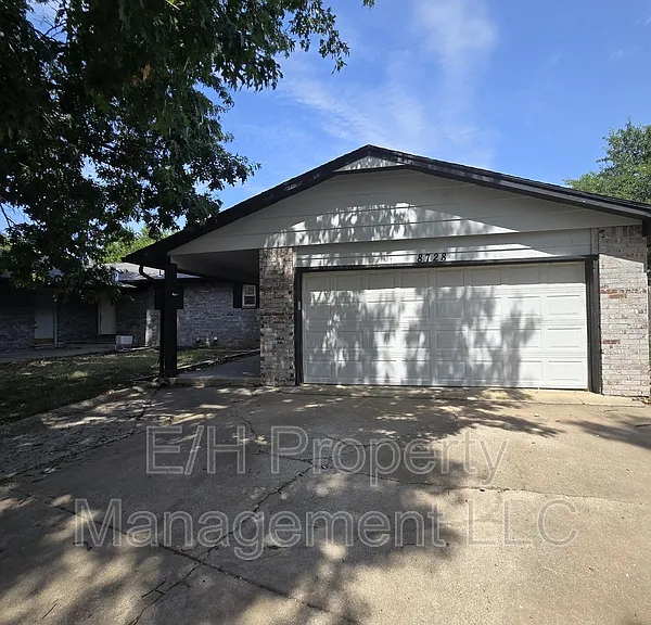 8728 E Arthur Cir — Photo 1