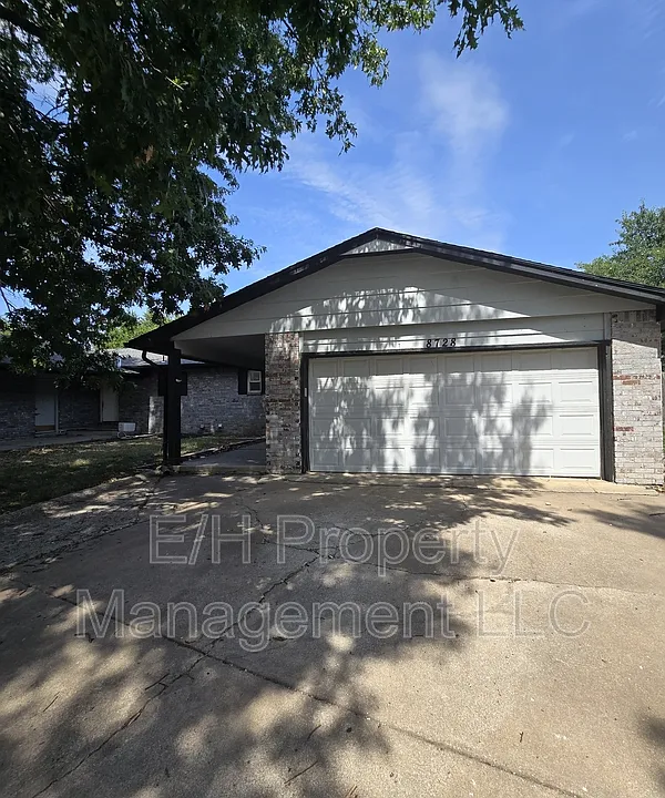 8728 E Arthur Cir