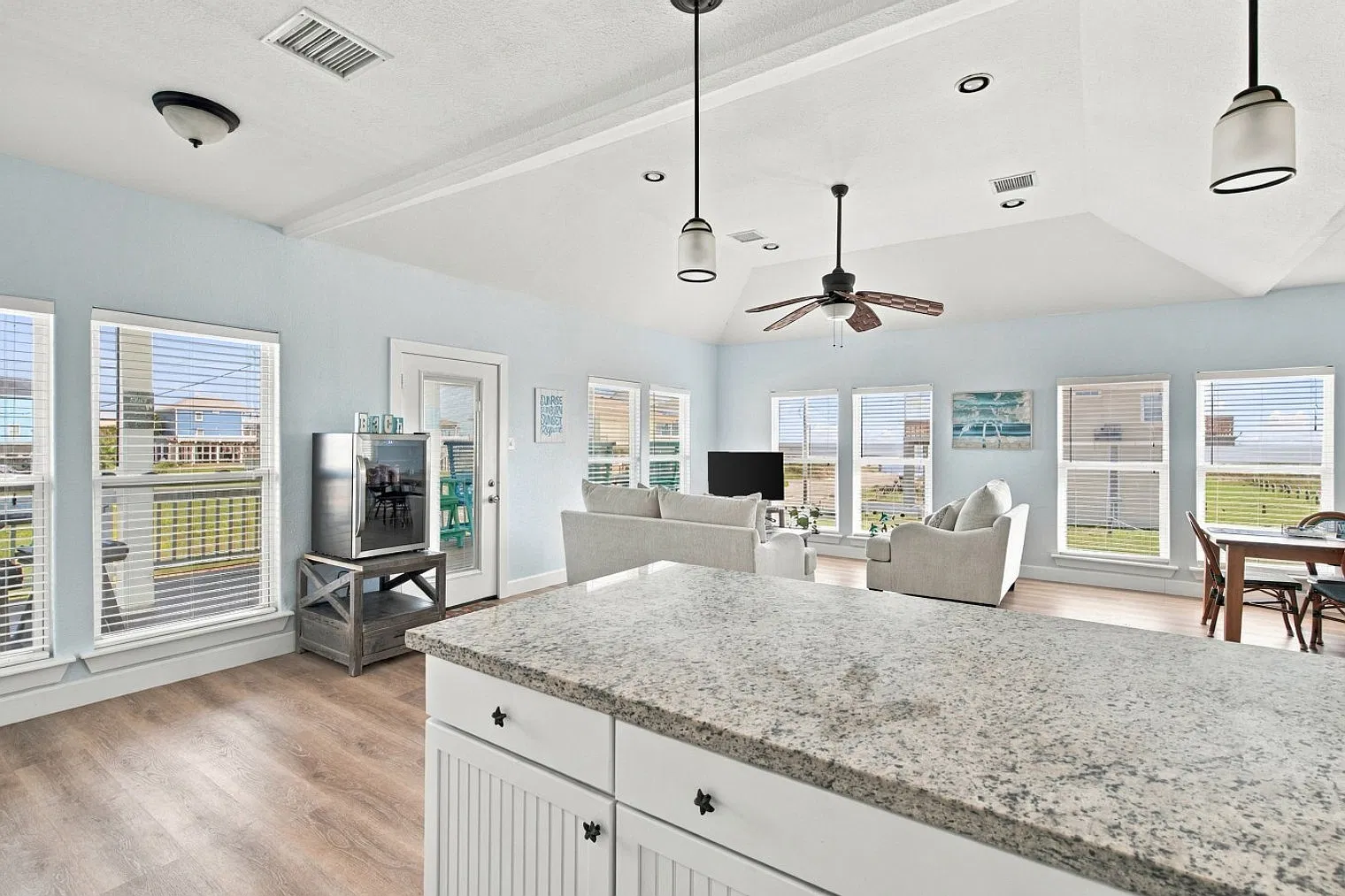 4 bed, 2.0 bath, 1808 sqft, $3,749 — Photo 2