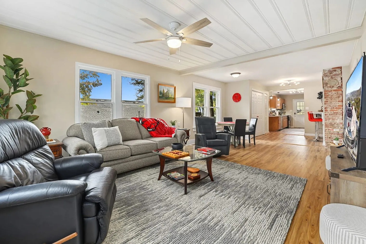4 bed, 3.0 bath, 1345 sqft, $4,967 — Photo 2