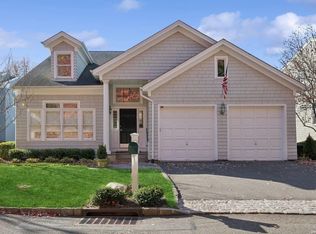 15 Fieldstone Ln, Oyster Bay, NY 11771