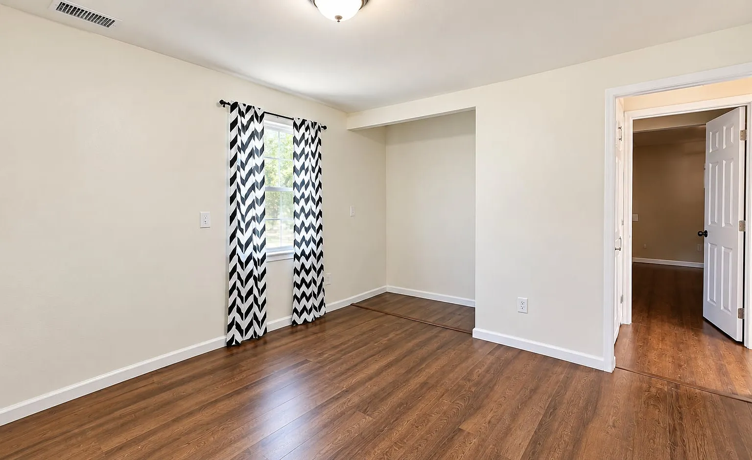 4 bed, 2100 sqft, $3,850 — Photo 4
