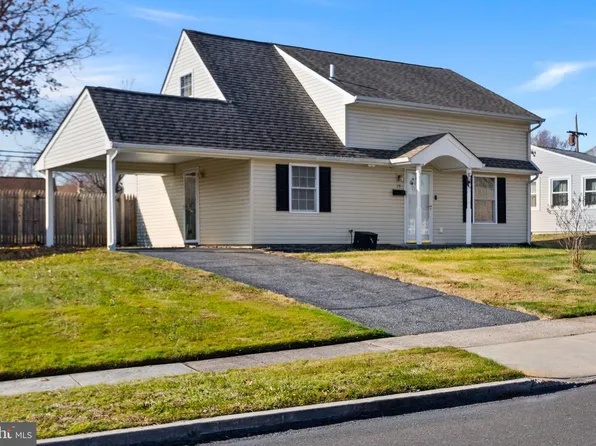 15 Red Maple Ln, Levittown, PA 19055