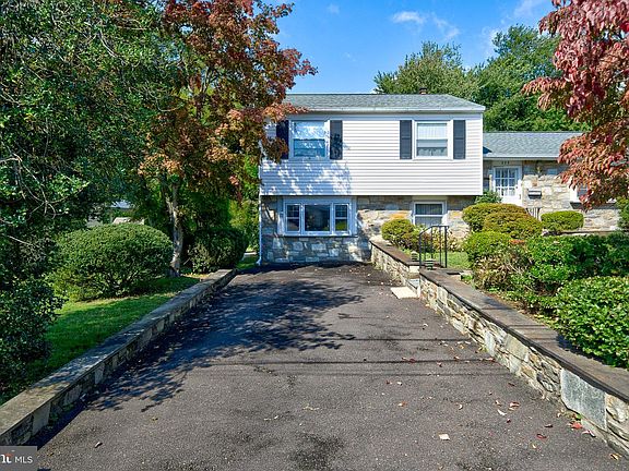 2nd image of 694 Glen Rd