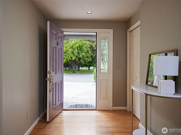 2nd image of 1985 Hilbrooke Drive