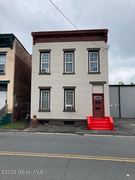 2nd image of 2737 6th Avenue