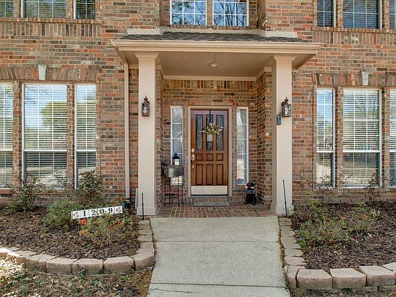 3rd image of 1209 Oakwood Ct