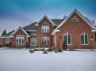 264 Ashwood Ln, Orchard Park, NY 14127