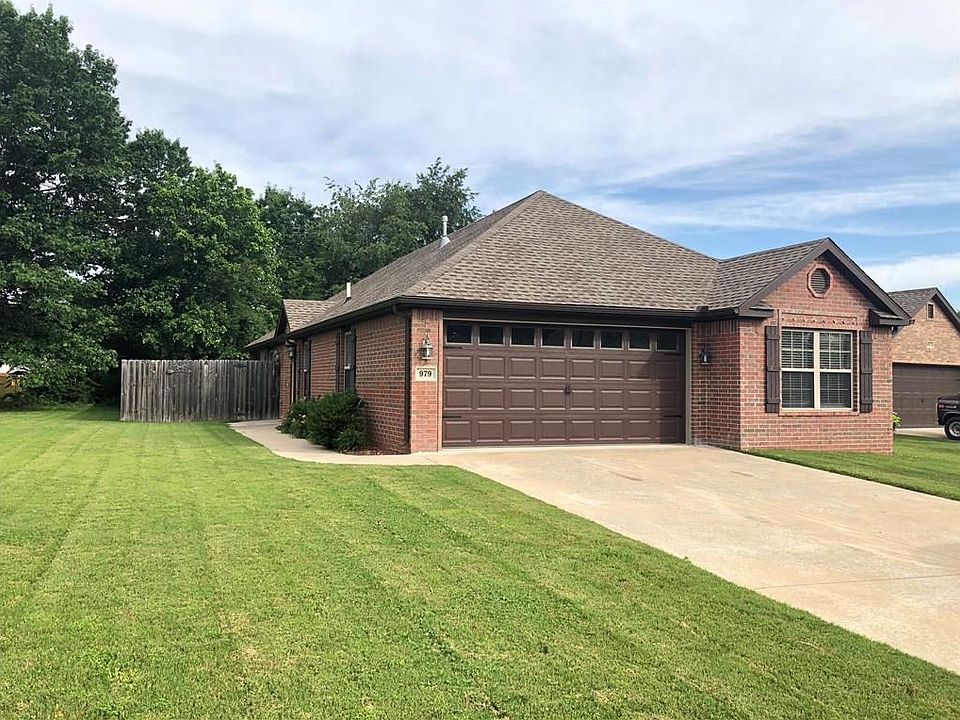 1st image of 979 S Hoddle Pl