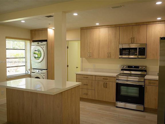 4th image of 467 SE 3rd St