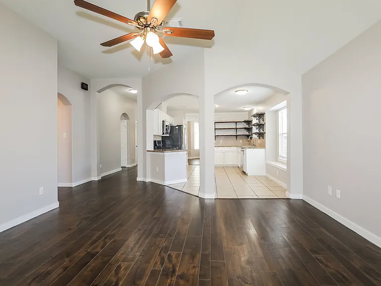 311 Lake View Dr — Photo 4