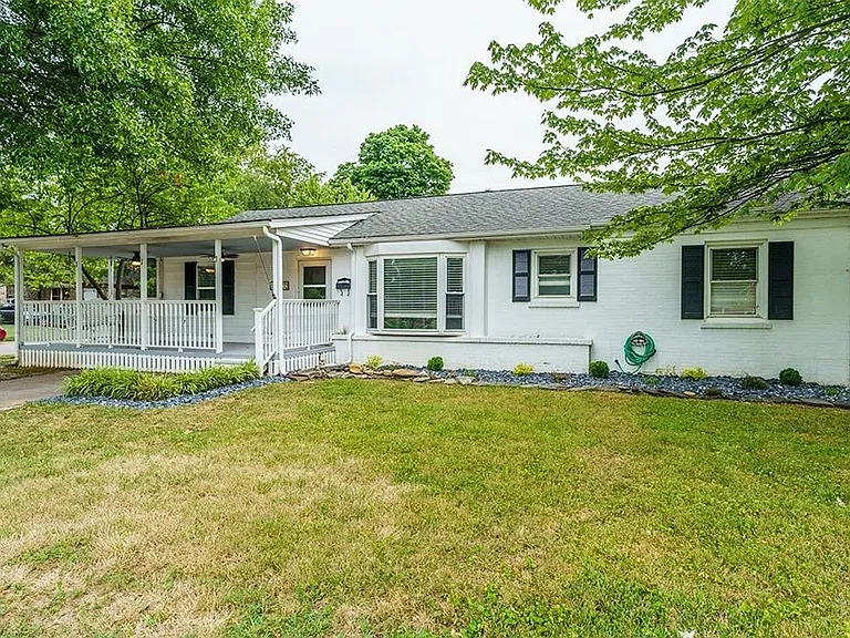 493 Barkley Dr — Photo 2