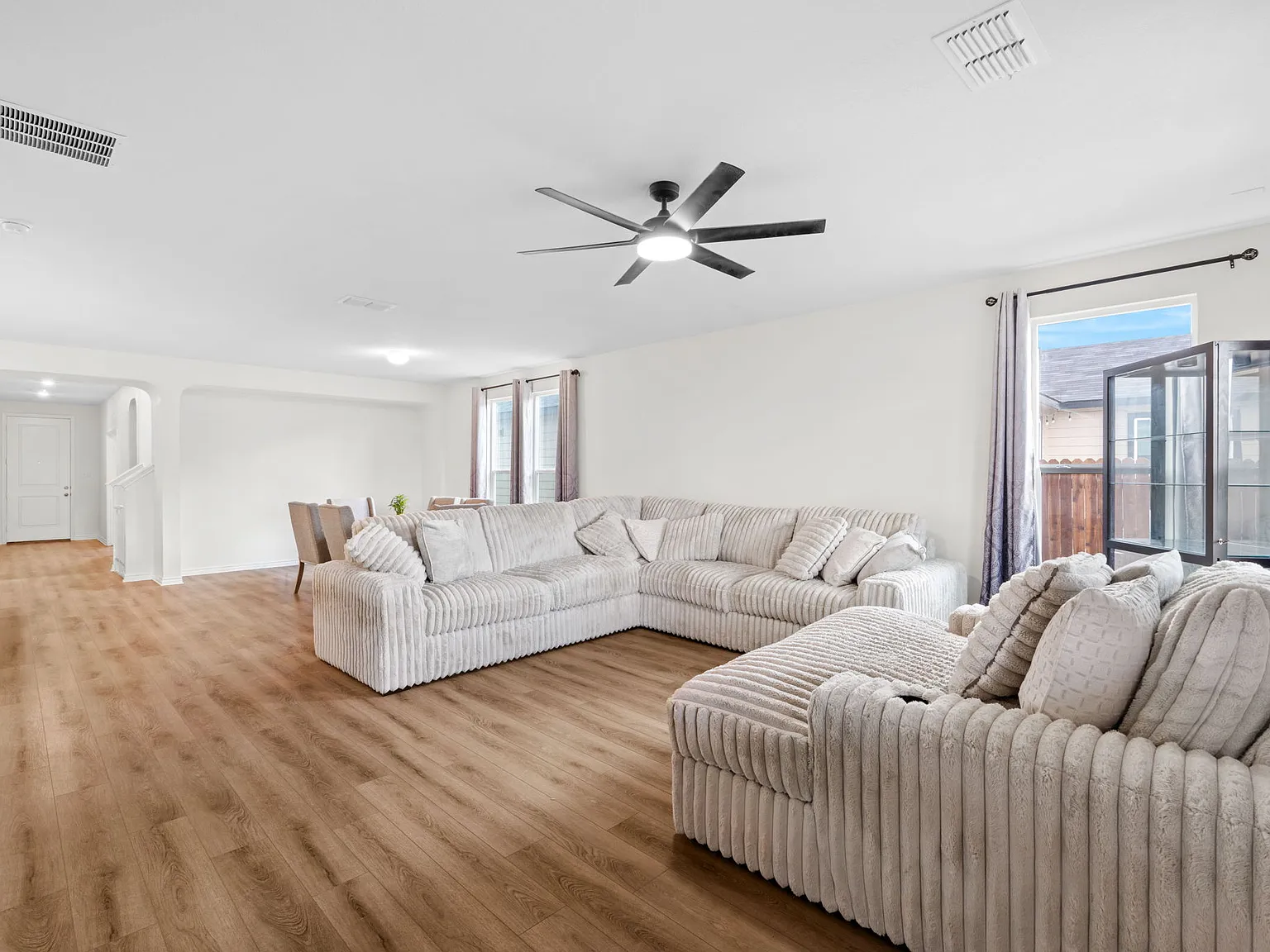 5 bed, 3420 sqft, $2,700 — Photo 4