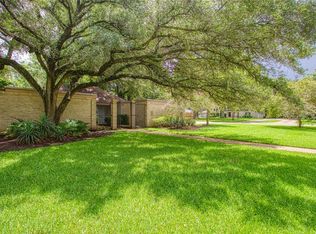 102 Aster Ln, Lake Jackson, TX 77566