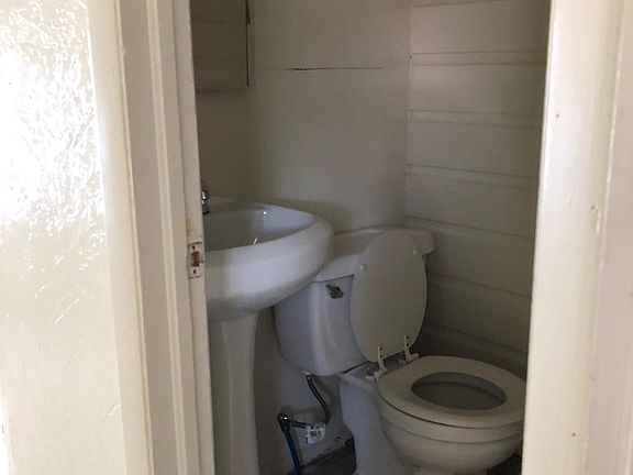 5th image of 736 SW 24th St