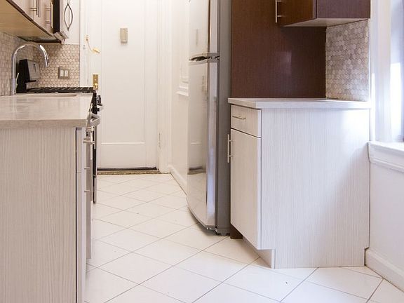 3rd image of 133 W 71st St APT 6B