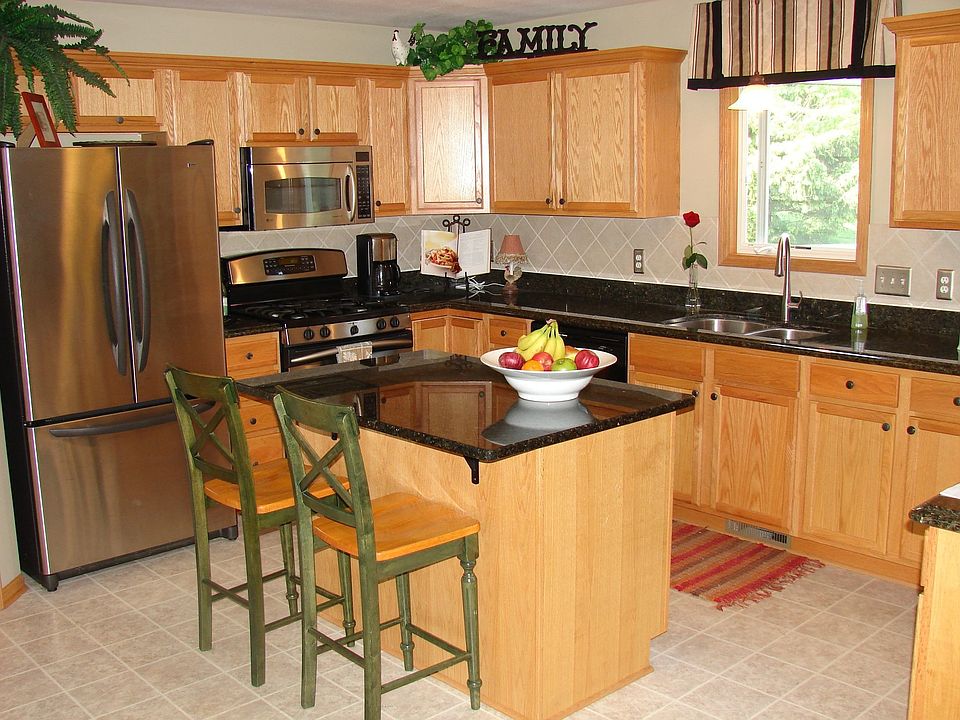Kitchen w/ black granite