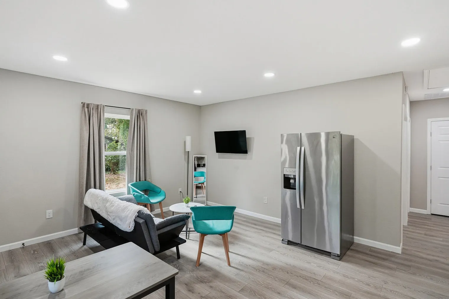 3 bed, 2.0 bath, 2949 sqft, $1,672 — Photo 3