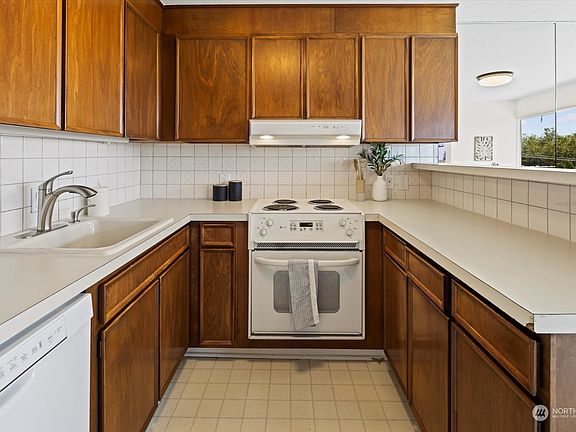 5th image of 525 Belmont Avenue E #2B