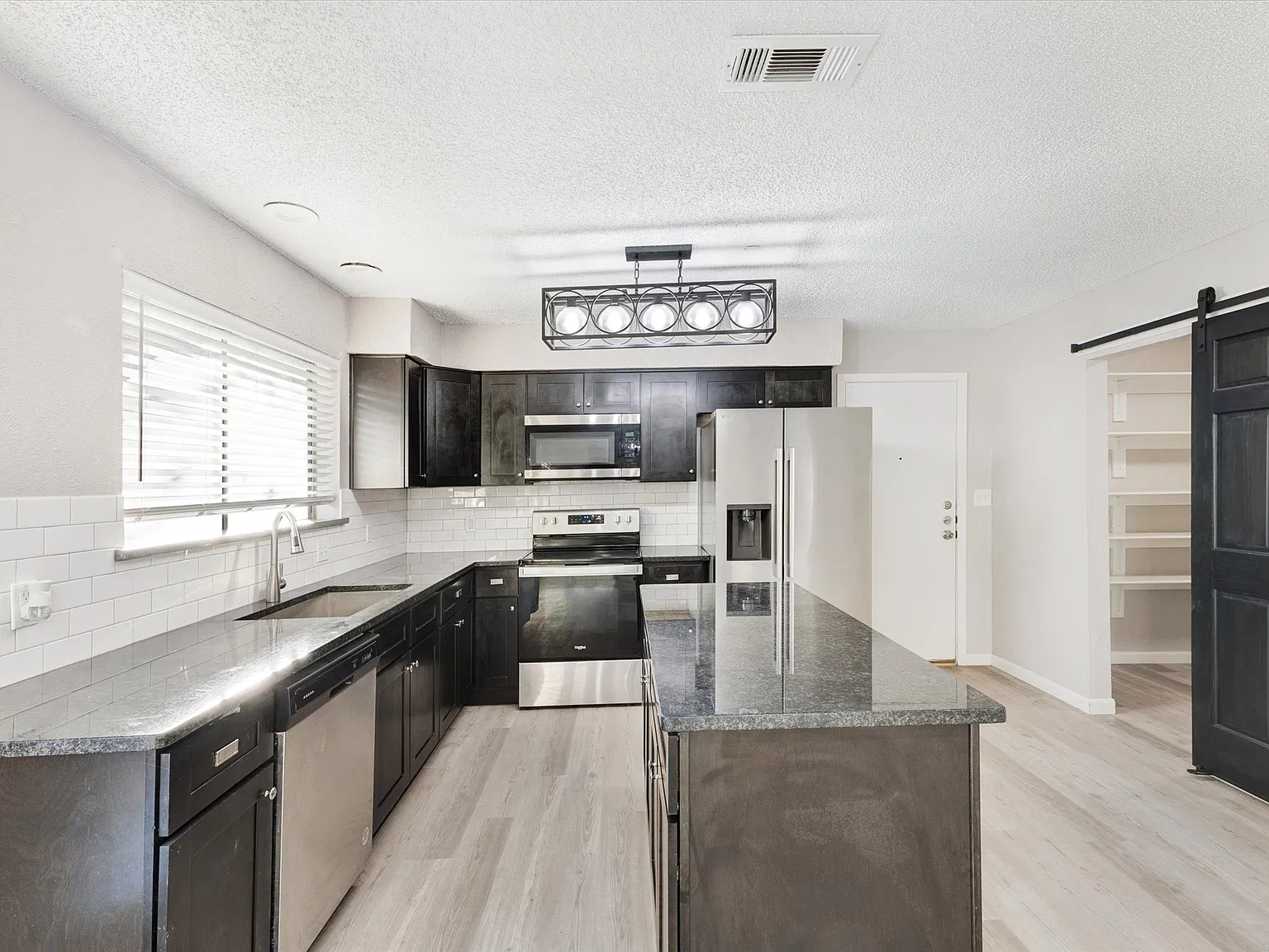 3 bed, 1895 sqft, $2,300 — Photo 4
