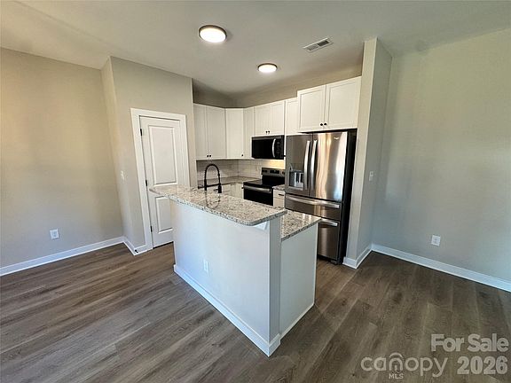 5th image of 208 Pine St