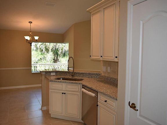 4th image of 15 Old Creek Cir