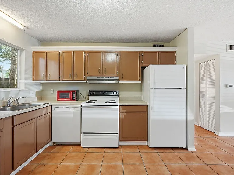 201 College Blvd E #11 — Photo 13