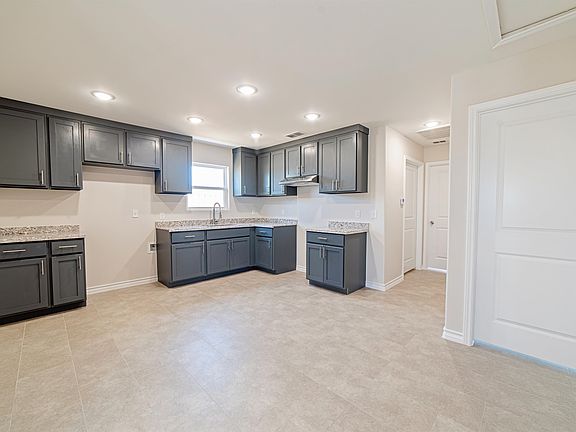 5th image of 614 Rosemary Ln