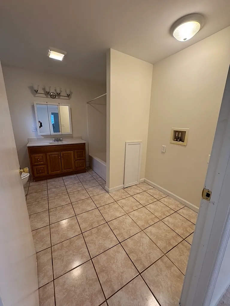 3 bed, 1000 sqft, $1,950 — Photo 4