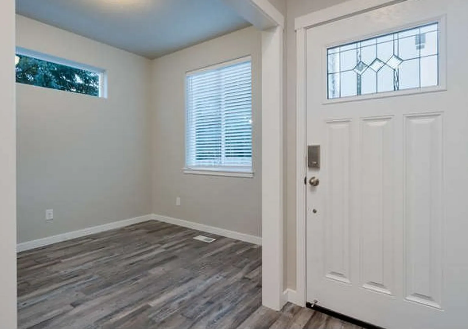 Modern 4-Bedroom Home with Den & Luxurious Primary Suite — Photo 2