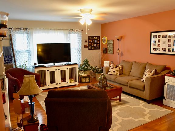 3rd image of 756 Lawrence Ave