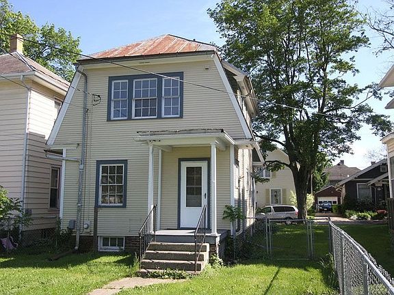 2nd image of 103 1/2 Oak St