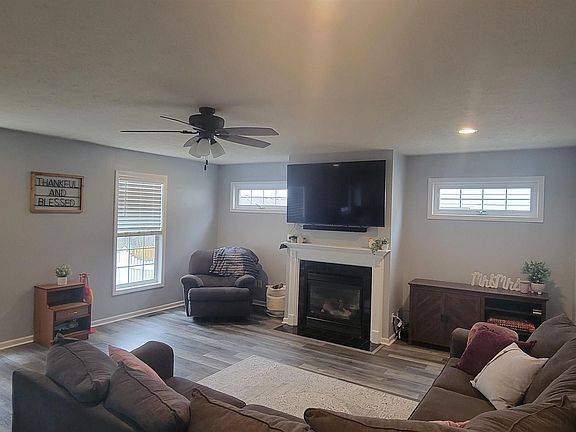 3rd image of 2015 Peace Rose Ln